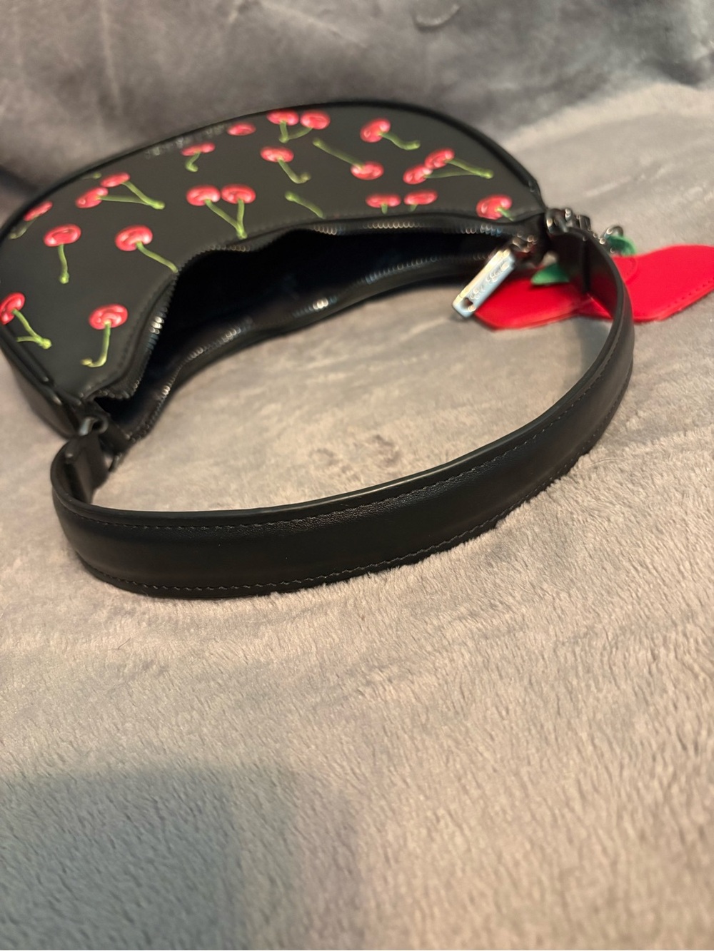 Betsey Johnson cherry shoulder bag - Picture 4 of 4